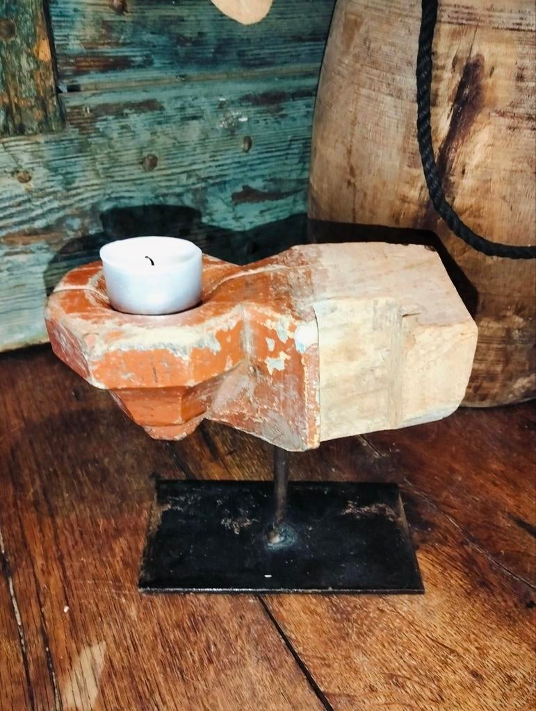 Mooie brocante kandelaar ornament op zwaar ijzeren voet, Antiek en Kunst, Curiosa en Brocante, Ophalen of Verzenden