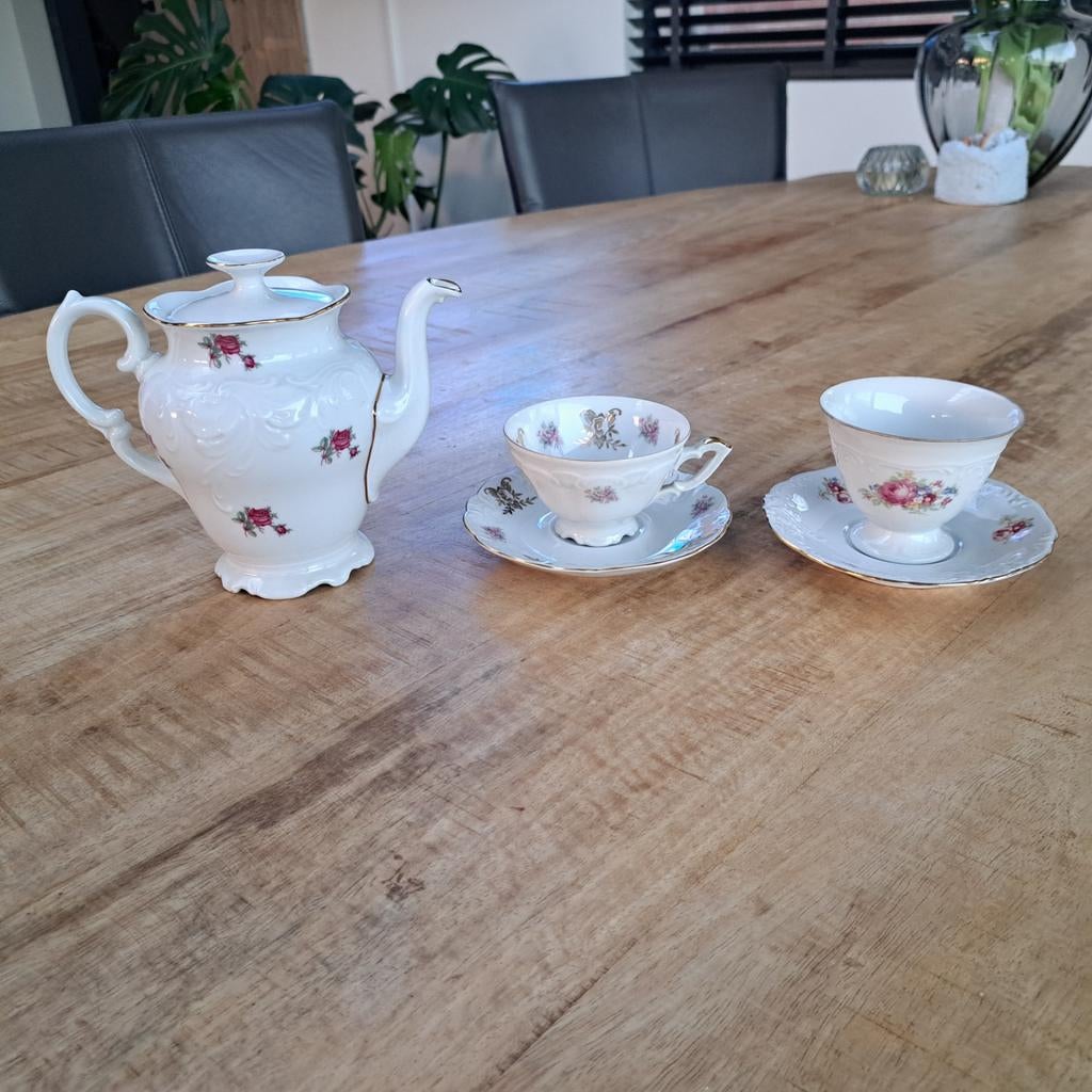 Porseleinen theepot met 2 kop en schotels, Huis en Inrichting, Keuken | Servies, Ophalen of Verzenden, Zo goed als nieuw, Overige stijlen