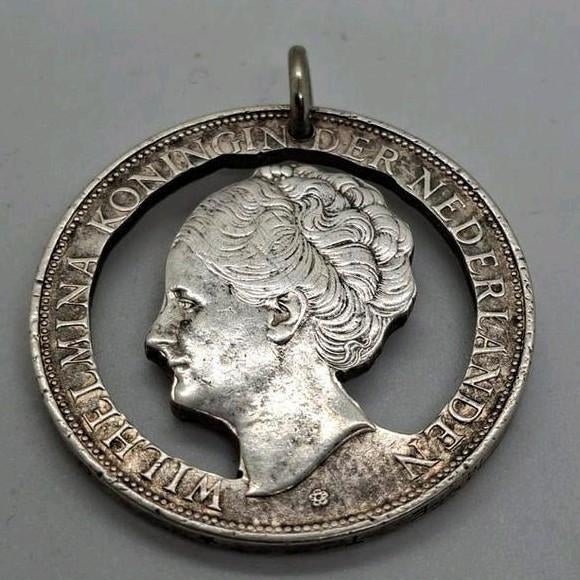 Zilveren kettinghanger Wilhelmina 2e Wereldoor, Gebruikt, Overige voorstellingen, Ophalen of Verzenden, Zilver