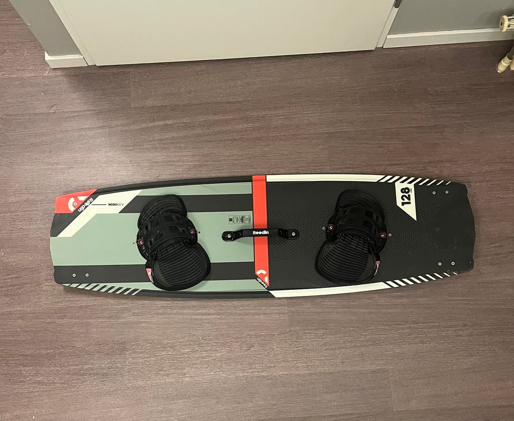 Reedin MiniKev 128 + bindingen + G10 vinnen, Twintip, Ophalen, Zo goed als nieuw, 4 m² of minder