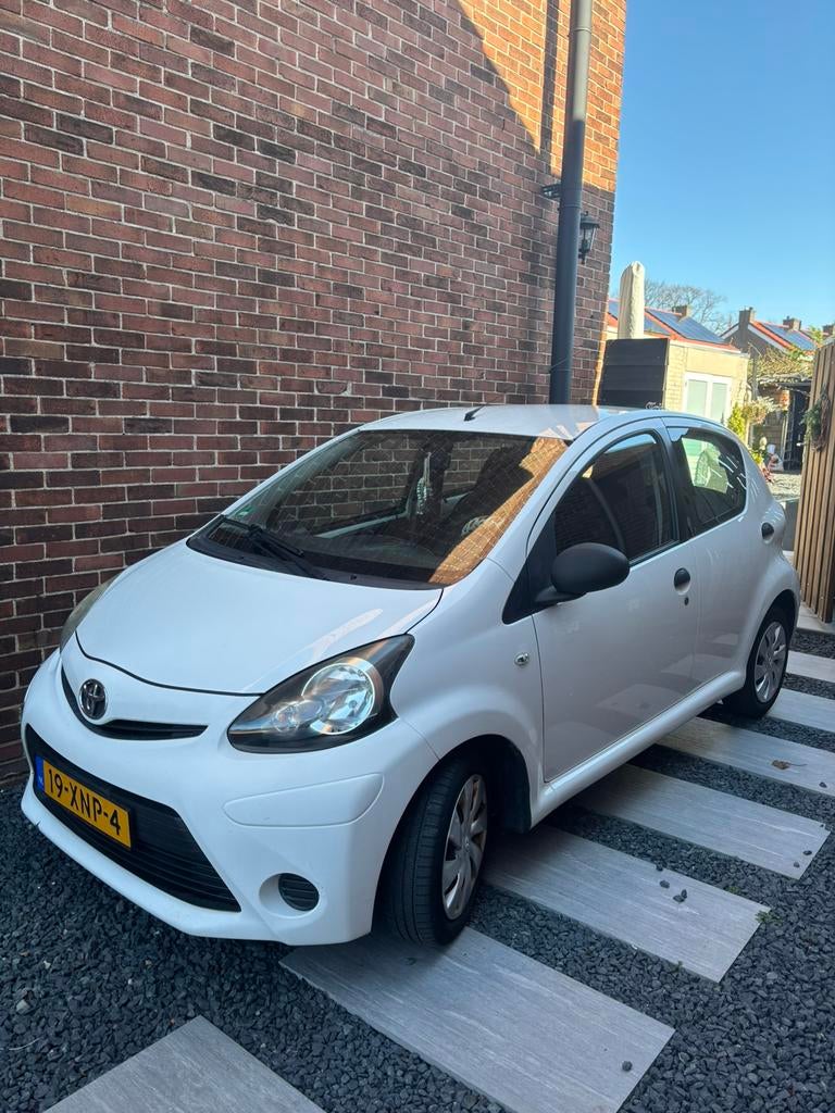 Toyota Aygo 1.0 12V Vvt-i 5DRS 2012 Wit, Auto's, Voorwielaandrijving, Stof, Zwart, 4 stoelen