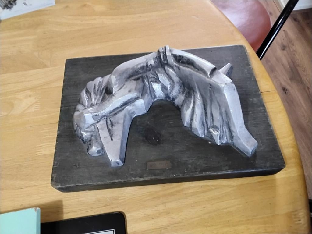 Abstracte sculptuur van Ronith Kenan op sokkel, Antiek en Kunst, Kunst | Beelden en Houtsnijwerken, Beeld, Metaal, Abstract, 20 - 50 cm