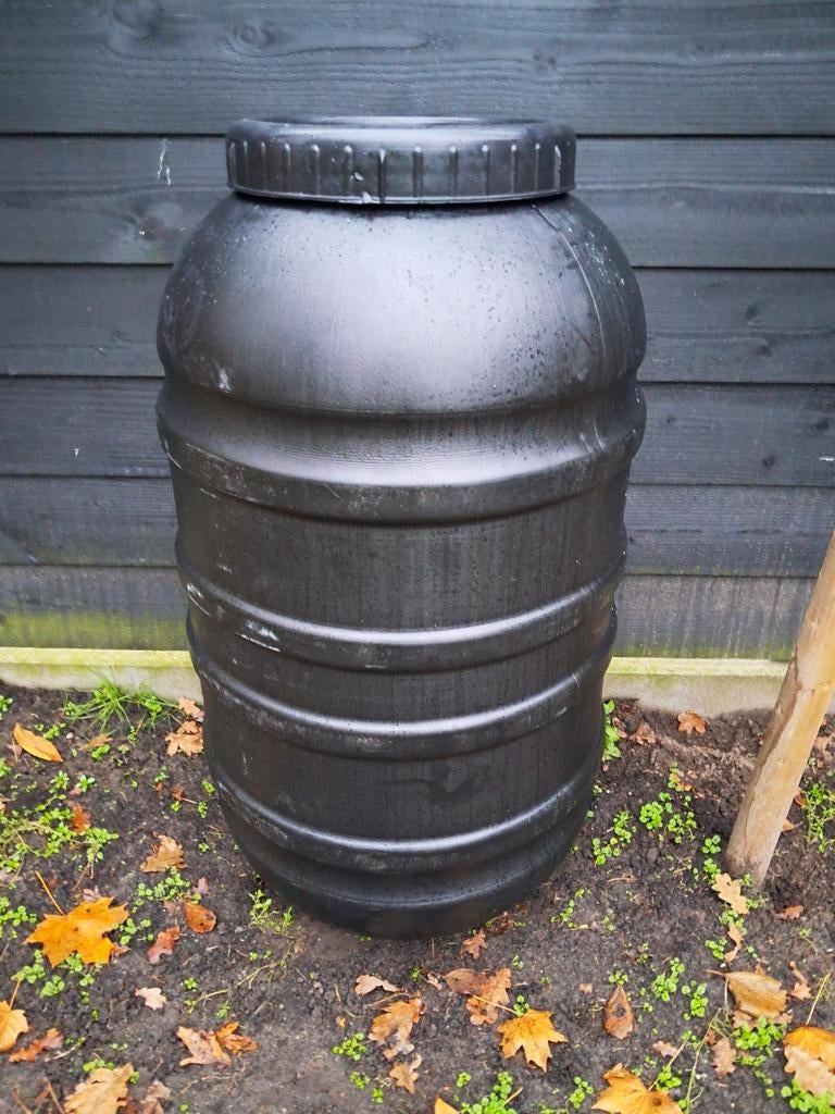 Zwarte kunststof tonnen 220 liter, Tuin en Terras, Regentonnen, 150 liter of meer, Ophalen of Verzenden, Gebruikt, Kunststof