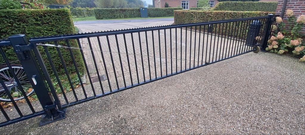 Handmatige poort met bijbehorend hekwerk 12.5 meter, Met poort, Zo goed als nieuw, IJzer, Spijlenhekwerk