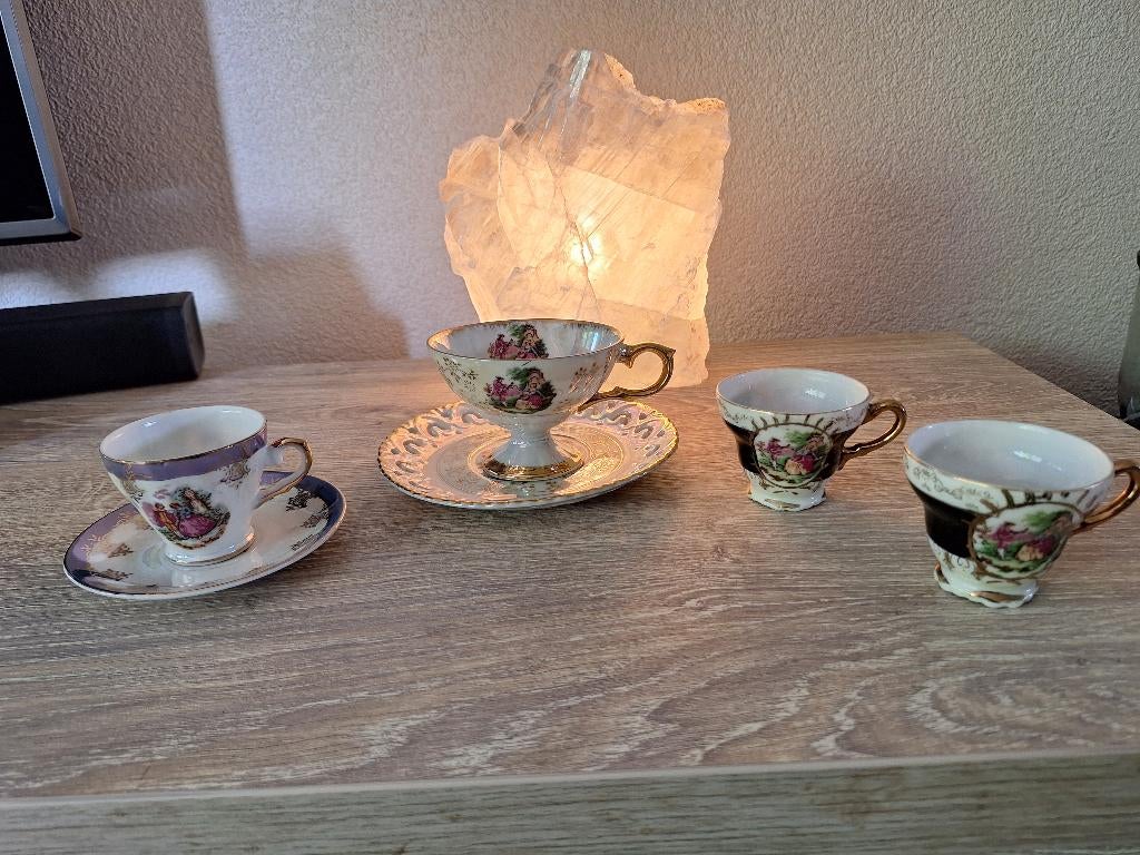 Versailles kop en schotels., Gebruikt, Ophalen of Verzenden, Overige stijlen, Kop(pen) en/of Schotel(s)