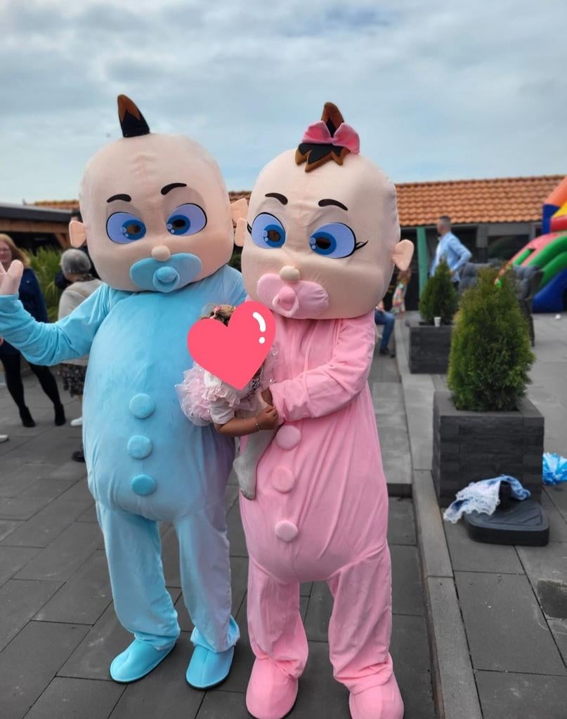 2 Mascotte pakken baby – Gender reveal (roze & blauw), Hobby en Vrije tijd, Feestartikelen | Verhuur, Ophalen of Verzenden
