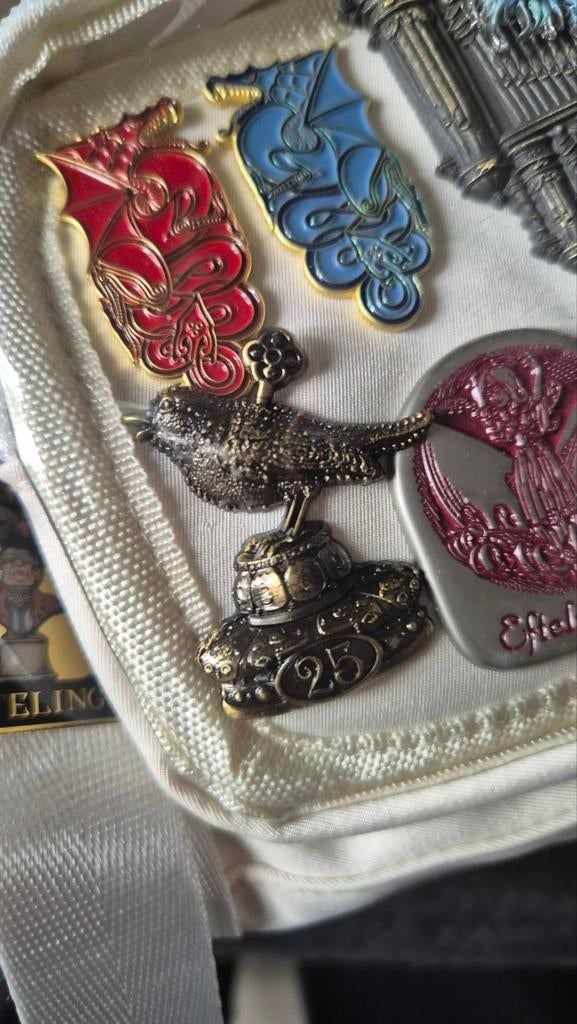 Efteling Pin: 25 Jaar De Chinese Nachtegaal, Ophalen of Verzenden, Nieuw, Button of Speldje