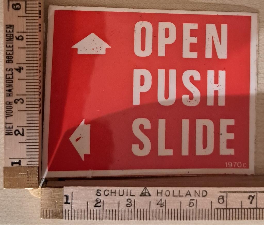 Vintage sticker voor een sigarettenautomaat Open Push Slide, Ophalen of Verzenden, Zo goed als nieuw