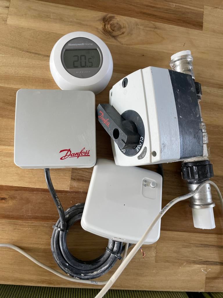 Honeywell T87RF + BDR91 + Danfoss zoneklep, Ophalen of Verzenden, Slimme thermostaat, Gebruikt