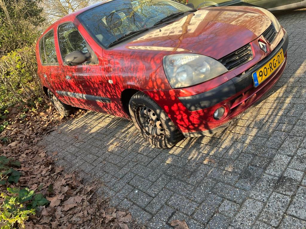 Renault Clio 1.2 16V 79 pk 5D 2005 Rood 141 000. Km, Voorwielaandrijving, 74 pk, 31 €/maand, 4 cilinders