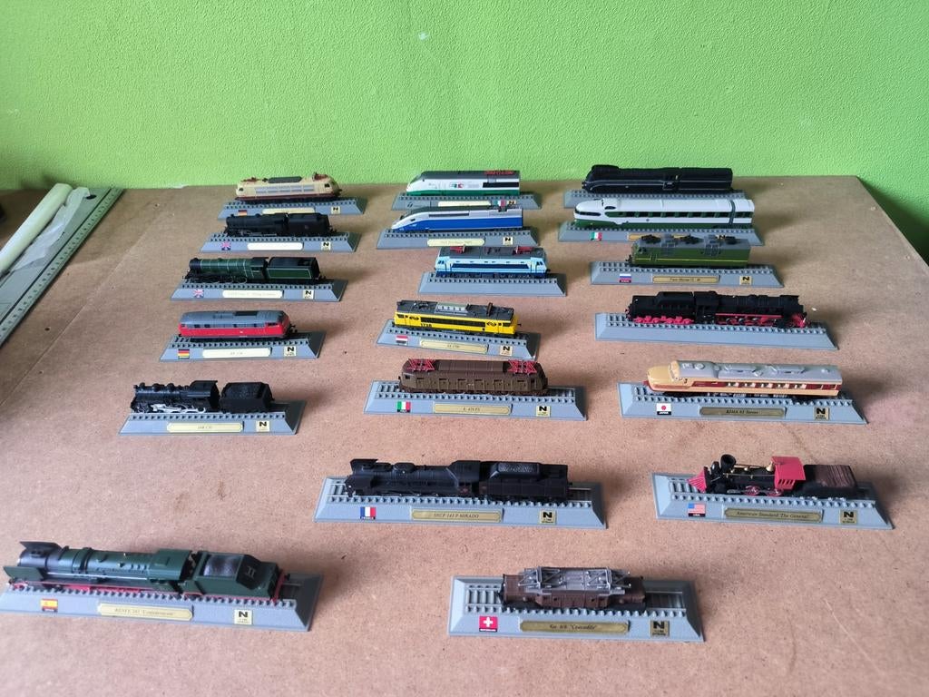 Verzameling modeltreinen op display 19 stuks, Hobby en Vrije tijd, Ophalen of Verzenden, Gelijkstroom of Wisselstroom, Overige merken