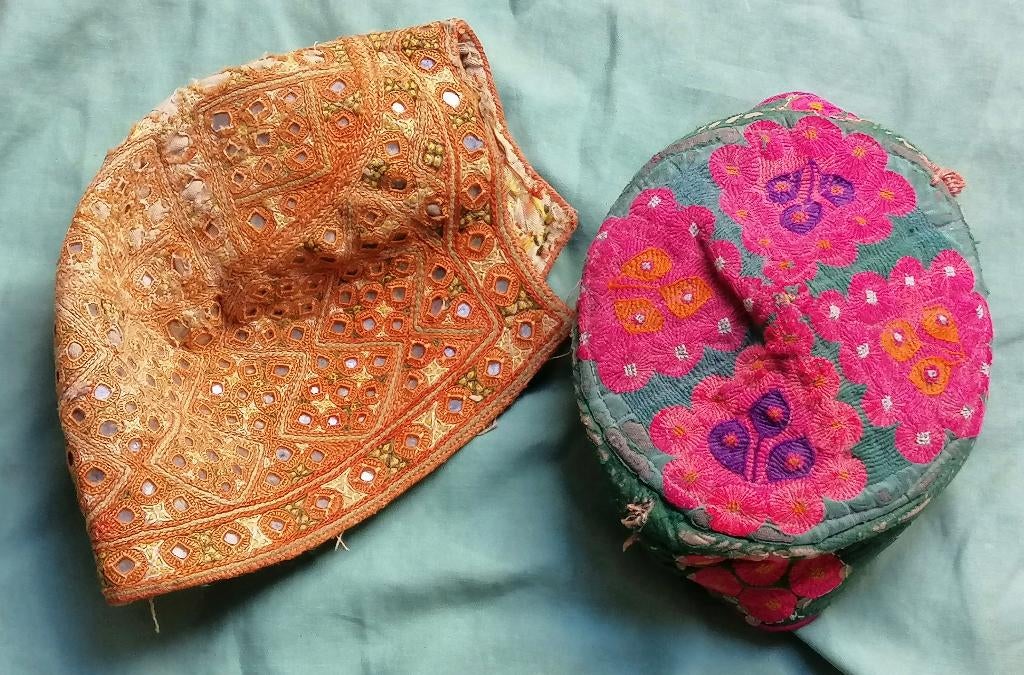 2 hoedjes Pakistan of omstreken, Ophalen of Verzenden