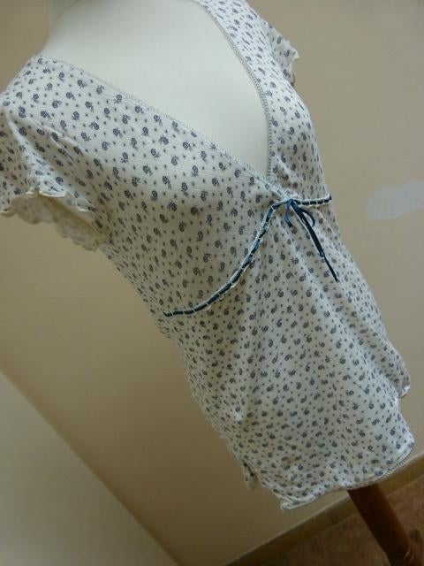 Top Vanilia L 42 44 met wit met blauw lint bloemen, Kleding | Dames, Tops, Overige kleuren, Vanilia, Maat 42/44 (L), Ophalen of Verzenden