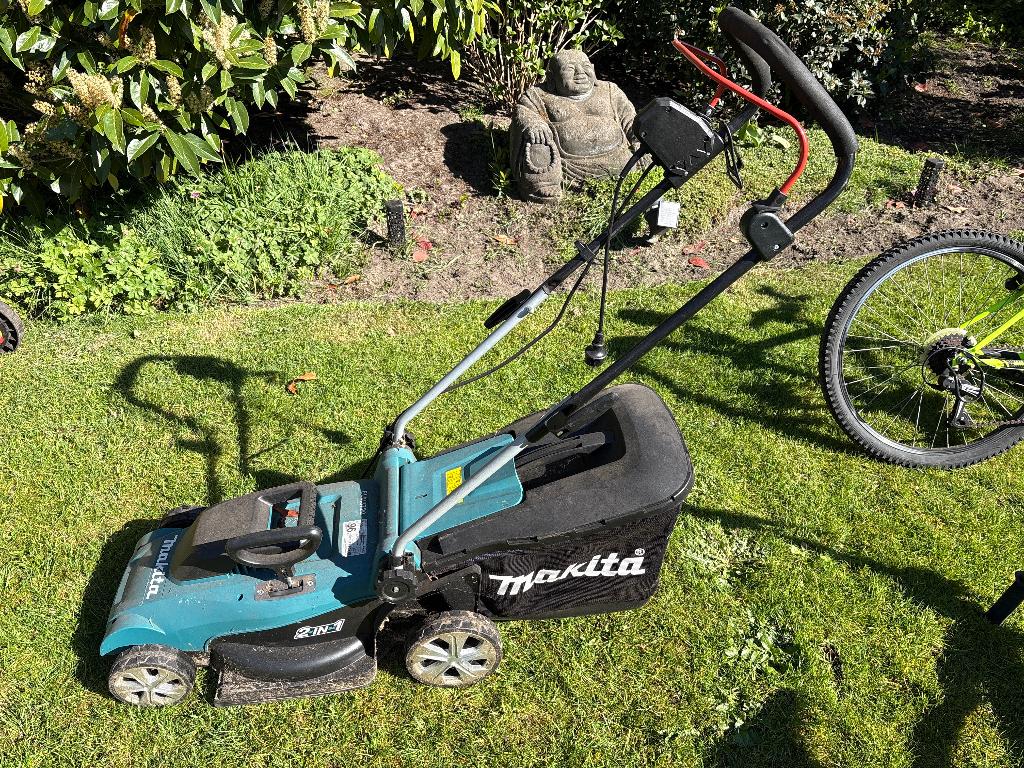 Grasmaaier makita, Tuin en Terras, Grasmaaiers, Gebruikt, Elektrische grasmaaier, Ophalen of Verzenden, Opvangbak