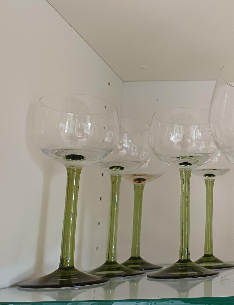 Vintage Duitse / Franse wijnglazen met groene stelen en voet, Antiek en Kunst, Antiek | Glas en Kristal, Ophalen