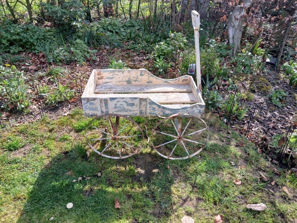 Oude decoratieve bolderwagen, Ophalen, Gebruikt