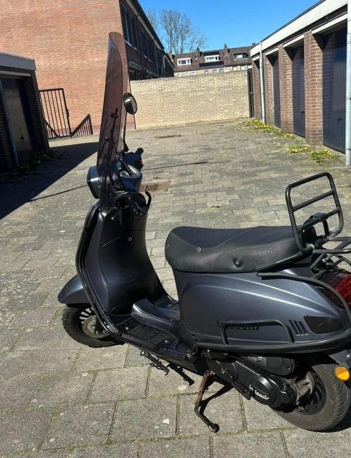 Goed werk scooter met nieuw banden alles nieuw bouwjaar 2021, Ophalen of Verzenden, Zo goed als nieuw, Benzine, Overige merken