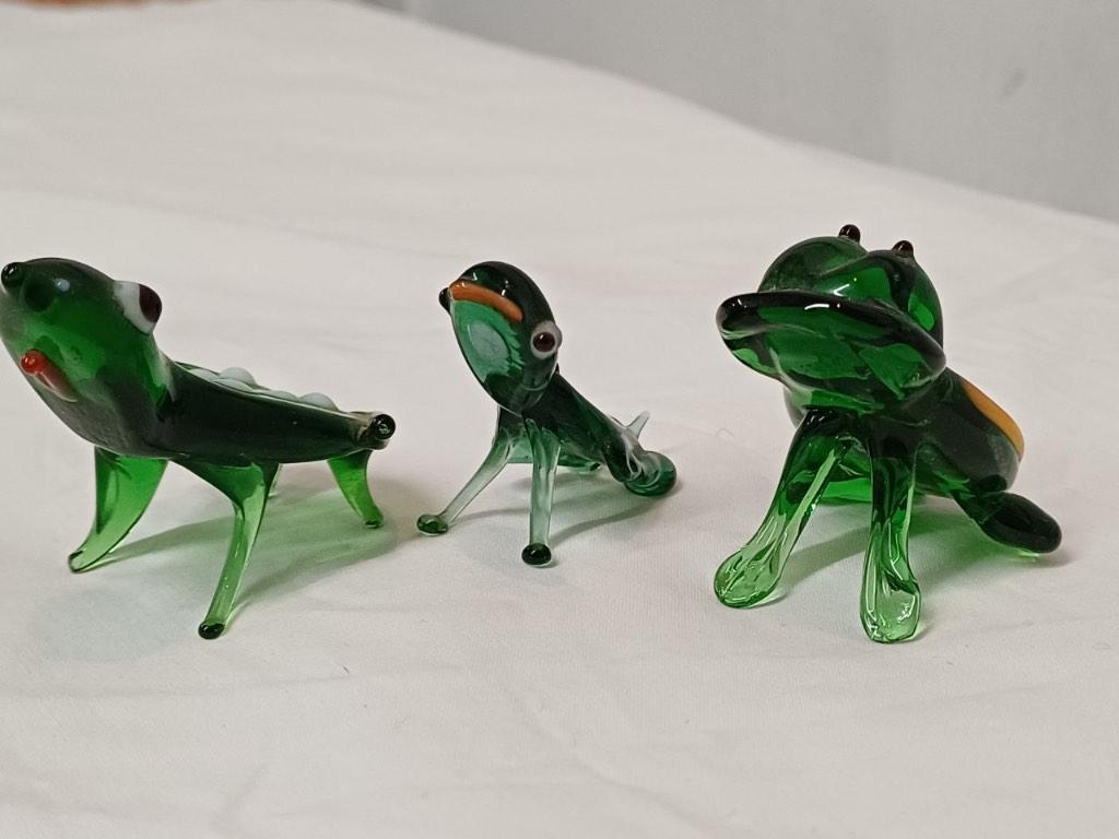 Miniatuur kikkers glas, Verzamelen, Dierenverzamelingen, Ophalen of Verzenden, Zo goed als nieuw, Reptiel of Amfibie, Beeldje of Figuurtje