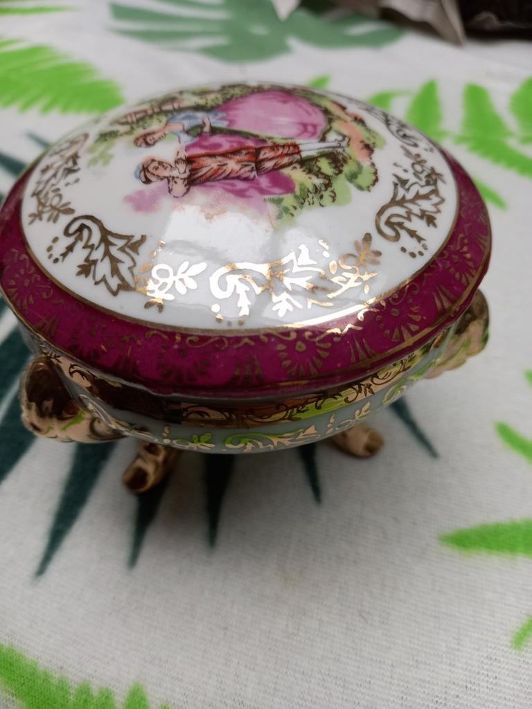 Oud vintage porcelijn/aardewerk bijouterie doosje., Verzamelen, Ophalen of Verzenden, Gebruikt, Porselein, Overige typen