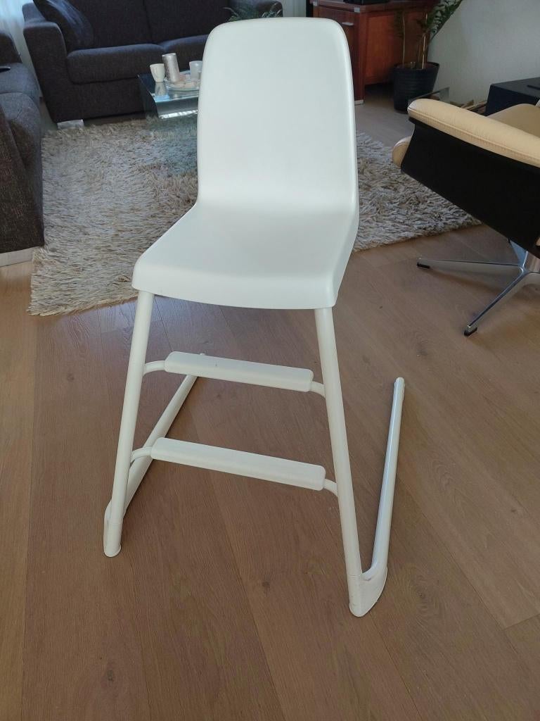 Ikea kinderstoel met 2 treden wit, Kinderen en Baby's, Kinderstoelen, Ophalen, Zo goed als nieuw, Meegroeistoel, Aanschuifbaar