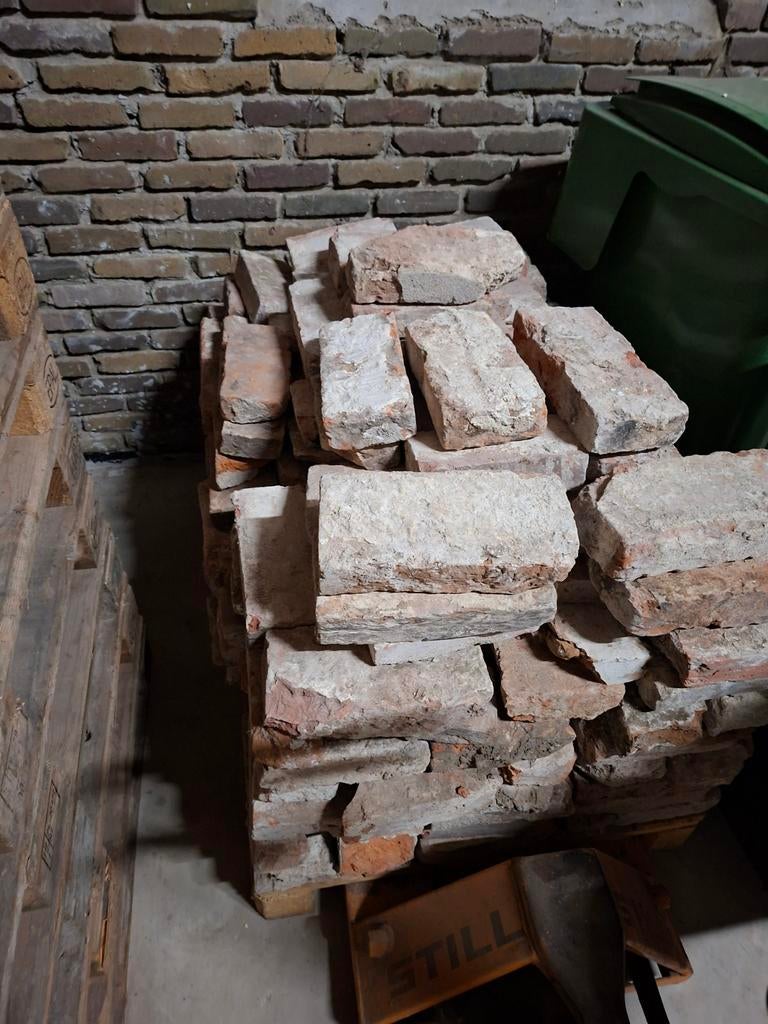 Oude stenen,  kloostermoppen, Ophalen, Bakstenen