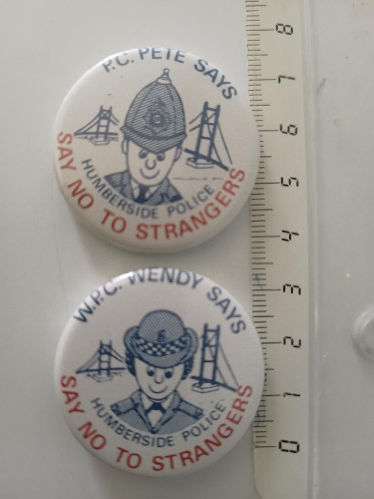 2 Britse Vintage pin badges.1970s. Humberside Police Force., Verzamelen, Ophalen of Verzenden, Zo goed als nieuw, Overige onderwerpen