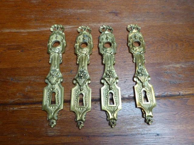 4 mooi vormgegeven messing deurplaten