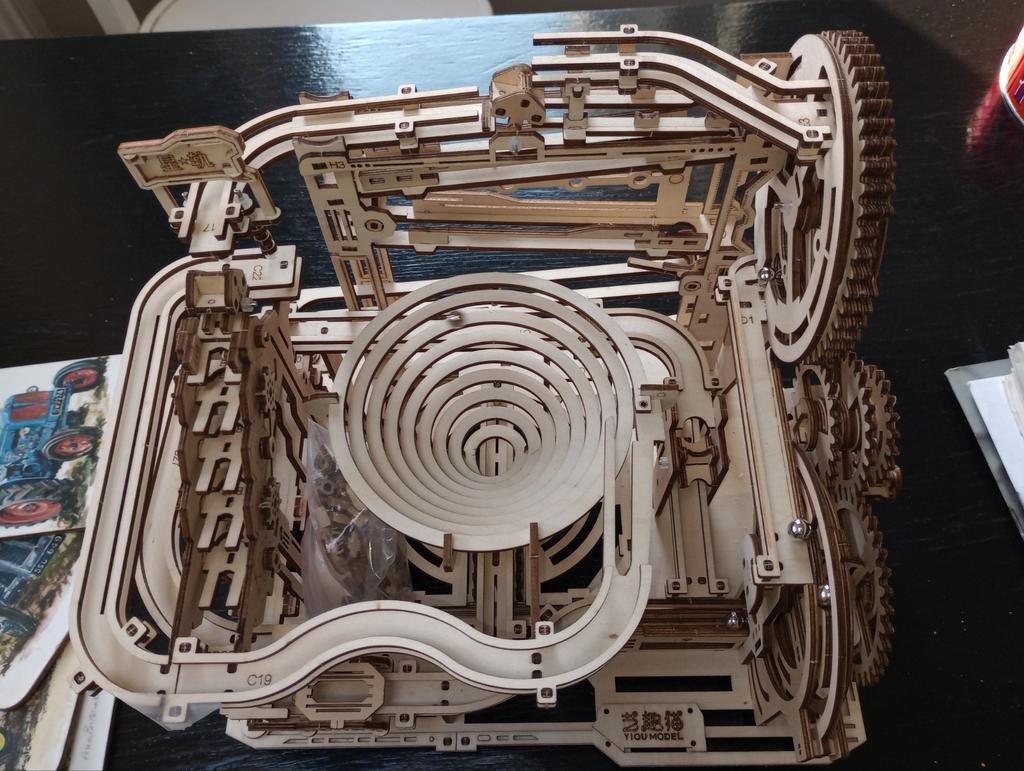 Knikkerbaan met kleine metalen balletjes. Zijn erbij, Ophalen of Verzenden, Materiaal