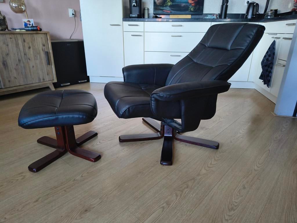 Zwarte fauteuil met voetenbank, Huis en Inrichting, Fauteuils, Ophalen