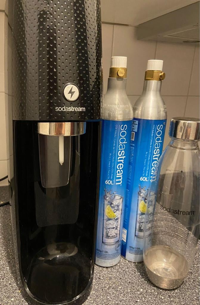 Sodastream met twee CO2 cilinders en fles, Ophalen of Verzenden