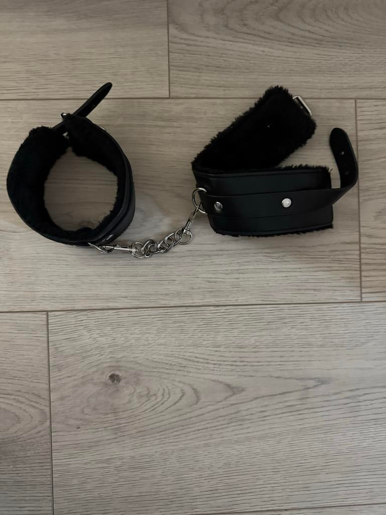 Speelse handboeien met zachte voering, Hobby en Vrije tijd, Overige Hobby en Vrije tijd, Zo goed als nieuw, Verzenden