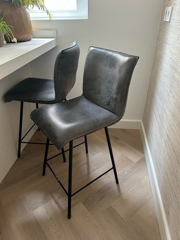 4 Barkrukken met geschuurd leer en zwart stalen onderstel, Huis en Inrichting, Barkrukken, Ophalen, Gebruikt, Met voetsteun, 60 tot 90 cm