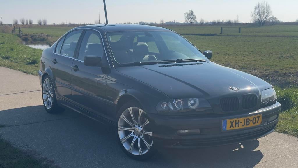 BMW 320i e46 - AUT - 6 cilinder, Achterwielaandrijving, 150 pk, Zwart, Leder