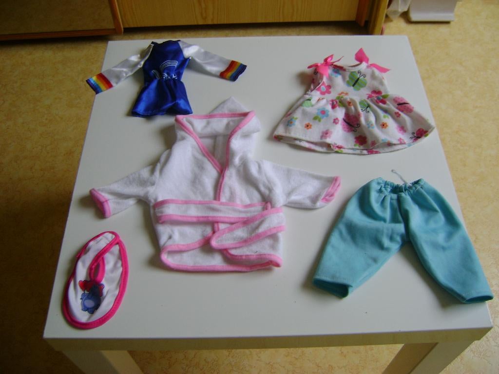 5del poppenset k3 pakje 17lx17br badjas 16lx17br jurk 18lx13, Kinderen en Baby's, Speelgoed | Poppen, Ophalen of Verzenden, Zo goed als nieuw