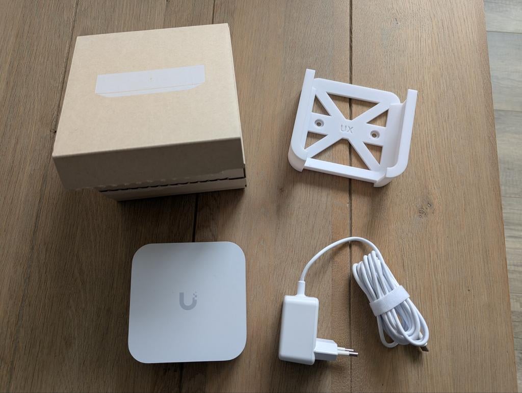Unifi Gateway UXG-Lite - Inclusief ophangbeugel, Ophalen of Verzenden, Zo goed als nieuw, Router, Ubiquiti UniFi