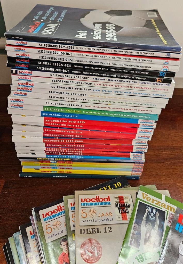 31x Verzameling Voetbal International seizoensgidsen + extra, Boeken, Tijdschriften en Kranten, Ophalen, Zo goed als nieuw, Sport en Vrije tijd