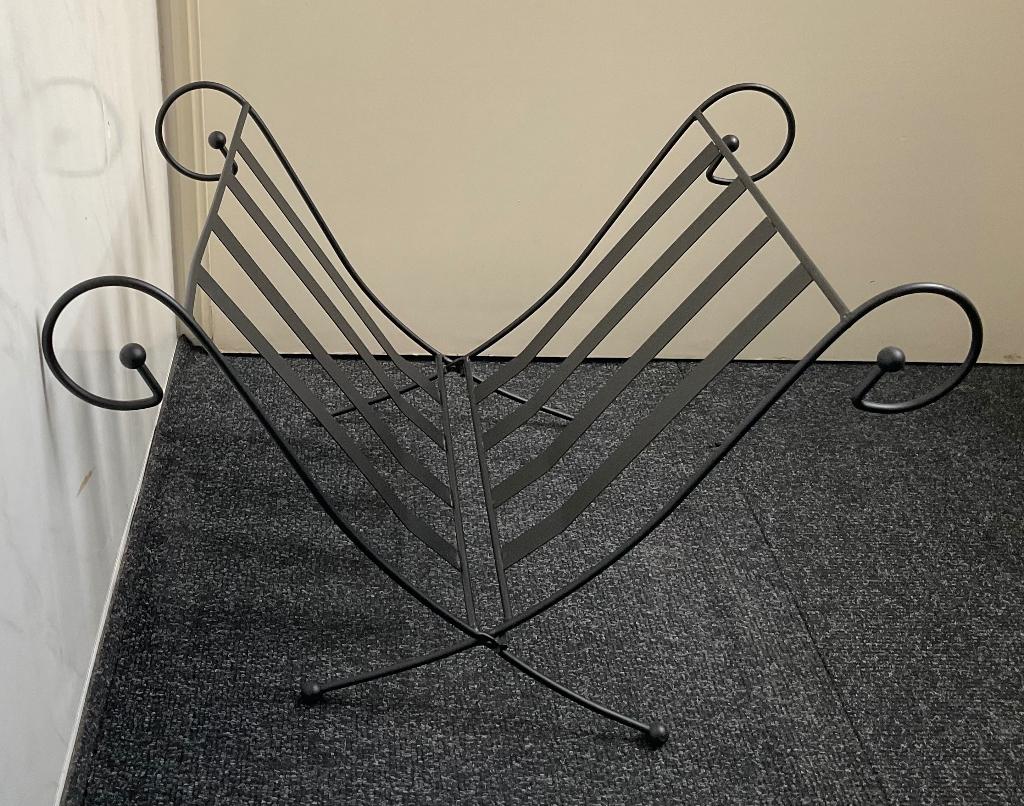 Sierlijk zwart metalen lectuurbak, in goede staat., Ophalen, Gebruikt