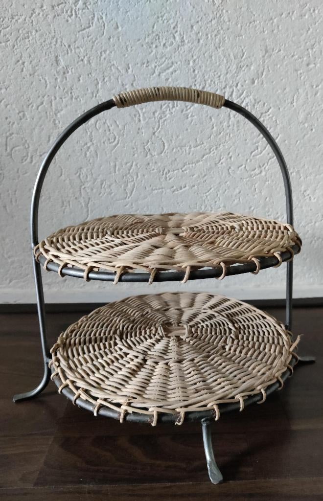 Crate & Barrel stevige etagère metaal met riet, Ophalen of Verzenden, Zo goed als nieuw