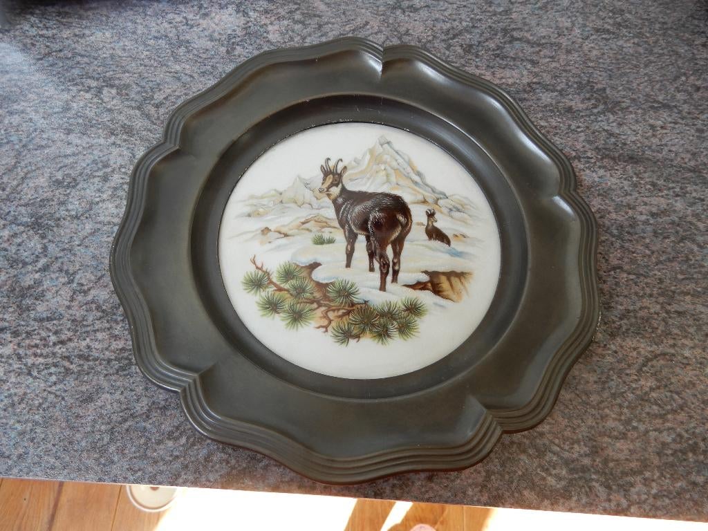 Wandbord porselein met Tinnen rand, afb. gemzen, Schwarzen, Ophalen of Verzenden