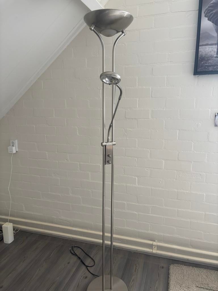 Moderne staande lamp met uplighter en leeslamp, Huis en Inrichting, Lampen | Vloerlampen, Ophalen, Gebruikt, Metaal, 150 tot 200 cm