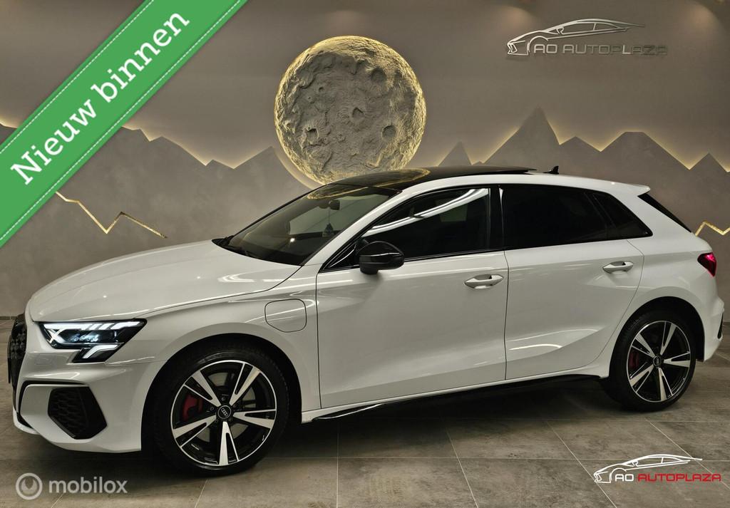 Audi A3 Sportback 45 TFSI e S edition Competition Panorama/K, Zwart, 4 cilinders, Leder en Stof, Wit