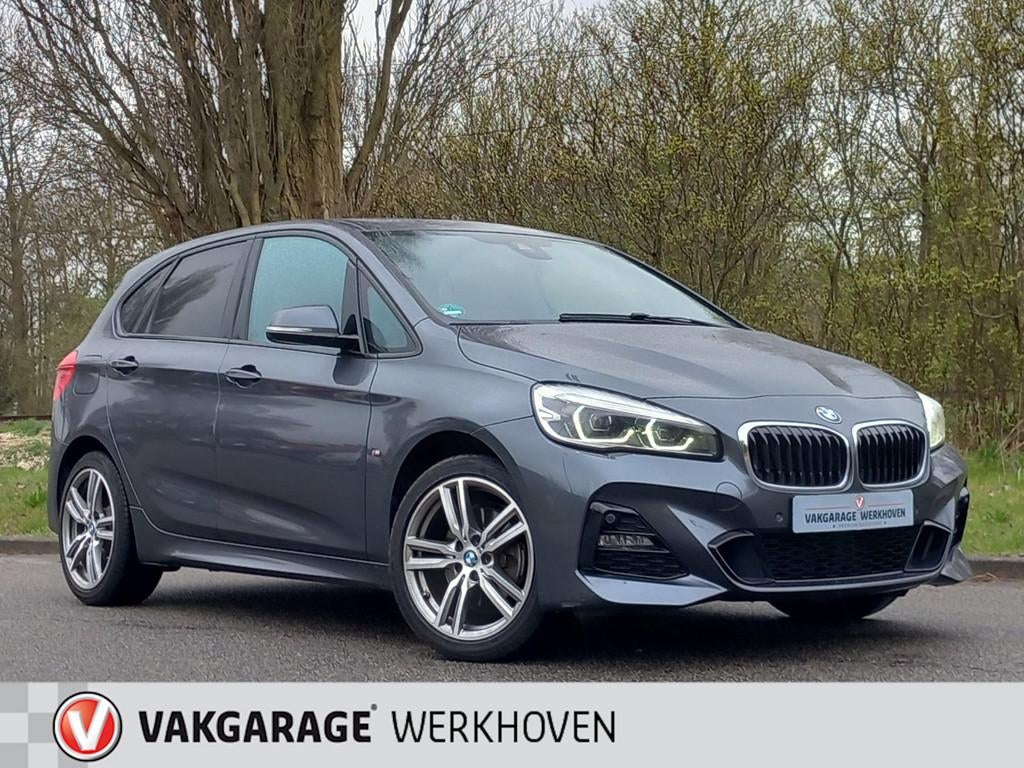 BMW 2-serie Active Tourer 220i High Executive M-Sport | Pano, Auto's, 1998 cc, Gebruikt, Zwart, Alcantara