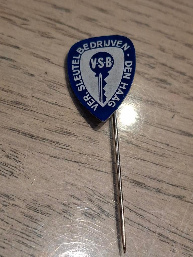 Vintage VSB Speldje - Ver. Sleutel Bedrijven Den Haag, Ophalen of Verzenden, Gebruikt, Merk, Speldje of Pin