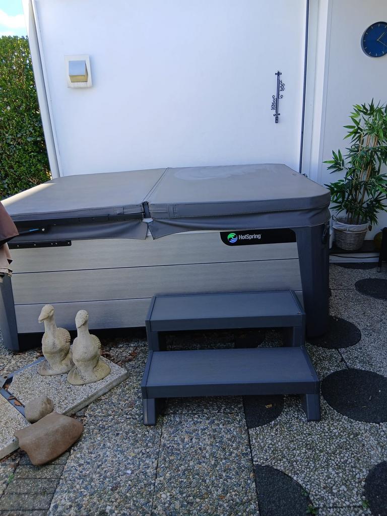 Jacuzzi in zeer goede staat van hotspring gekocht in 2020., Ophalen, Zo goed als nieuw, Trap, Vast