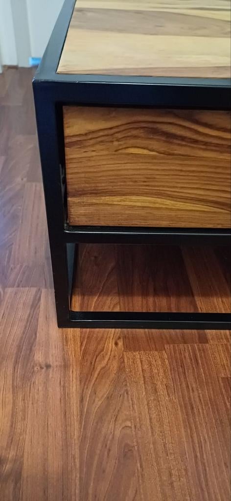 Zgan,  en dat is echt zo. Dit is een sheesham salon tafel, Ophalen of Verzenden, Zo goed als nieuw, 45 tot 65 cm, Minder dan 55 cm