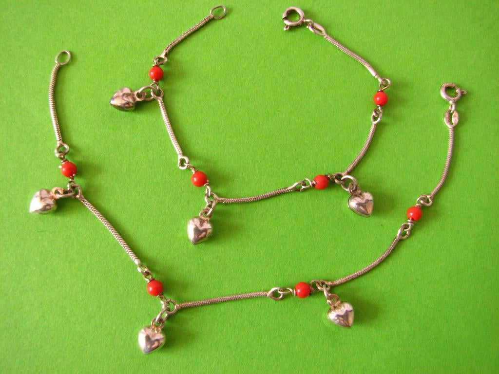 2 Mooie Fijne Zilveren Armbanden met bloedkoraal en hartjes, Sieraden, Tassen en Uiterlijk, Antieke sieraden, Armband, Zilver