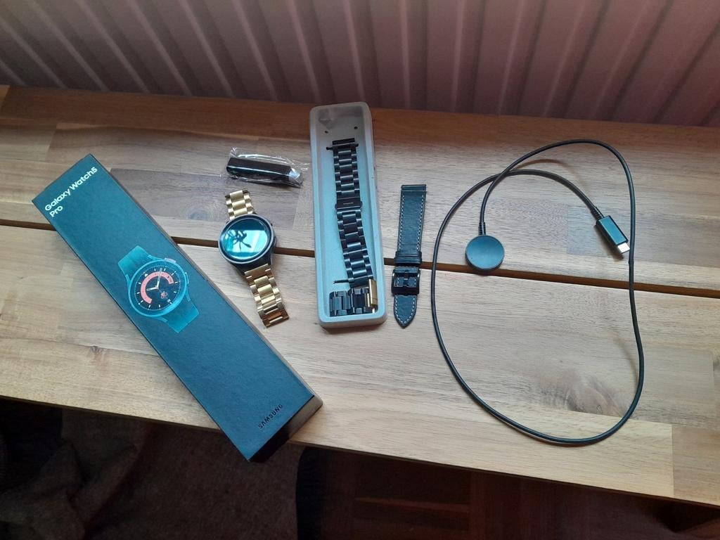 GALAXY WATCH PRO 5  ( black Titanium ) & 3 bandjes, Sport en Fitness, Hartslagmeters, Ophalen of Verzenden, Zo goed als nieuw