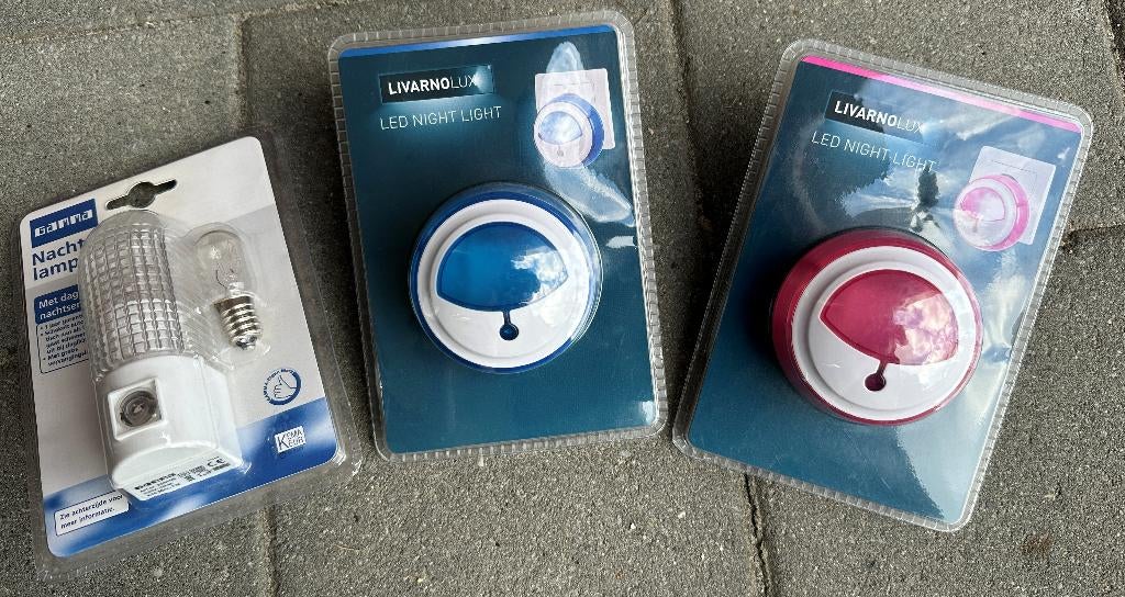 Drie nachtlampen, Huis en Inrichting, Lampen | Tafellampen, Ophalen, Nieuw, Kunststof, Minder dan 50 cm