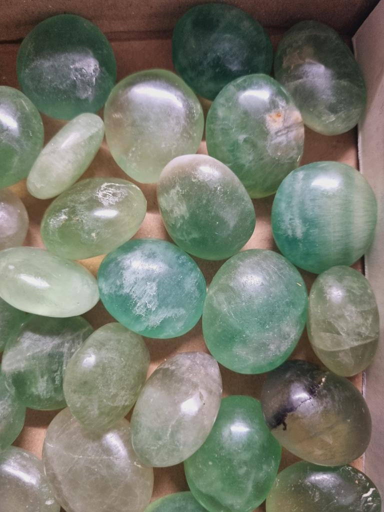 Kleine handstenen van fluoriet per 100 gram 4-5 stuks, Ophalen of Verzenden, Mineraal