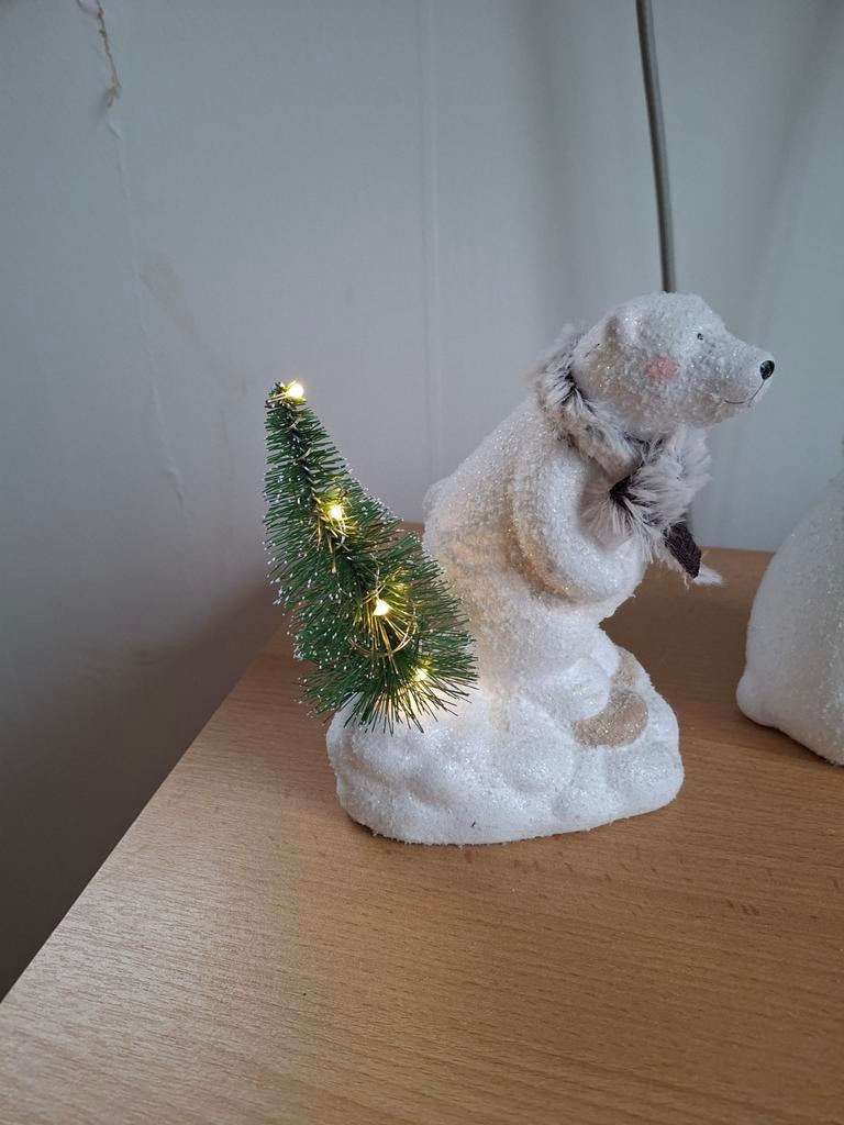 Leuk decoratie beeld ijsbeer met kerstboom, Ophalen, Zo goed als nieuw, Kunststof, Dierenbeeld